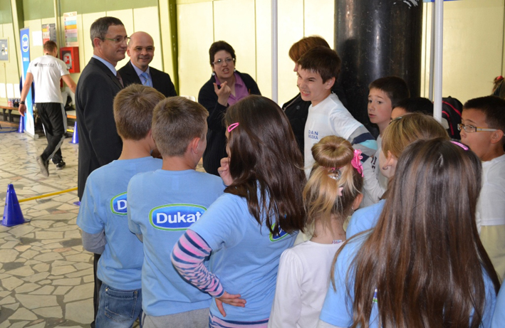 Ministar poljoprivrede sa decom na  Danu mleka