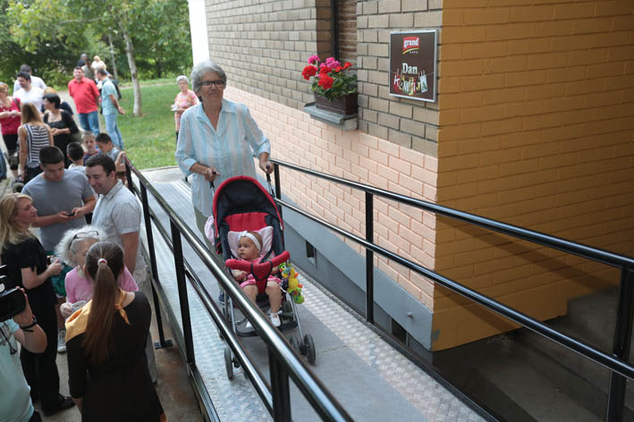Prilazna rampa koja olaksava kretanje stanarima