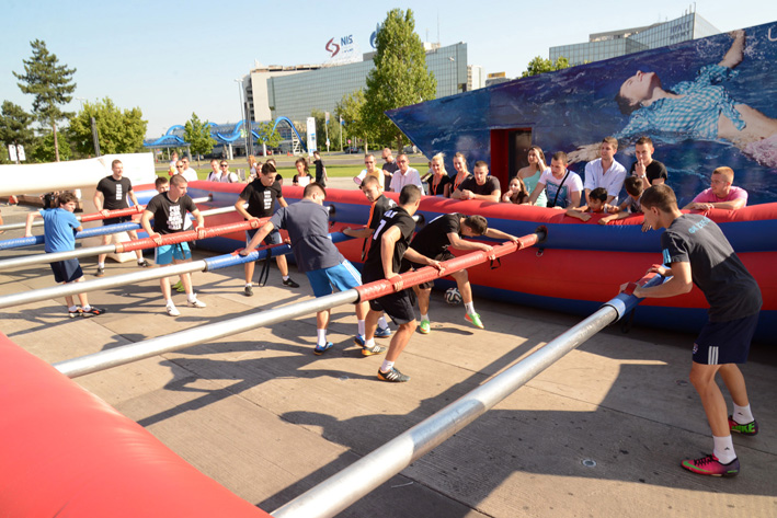 Takmicenje u ljudskom stonom fudbalu ispred USCE SC