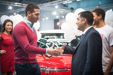 Vanja Udovicic urucuje kljuceve Dejanu Ilicu sajam automobila fiat-4180