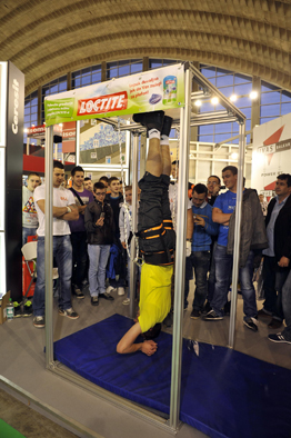 loctite moze da te okaci na plafon