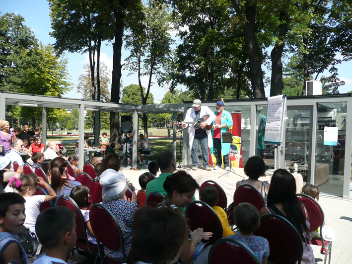 Boda Ninkovic kao Dr Deksi i Jovica Tisma kao cika Jocko sa publikom u predstavi Astma nije bauk