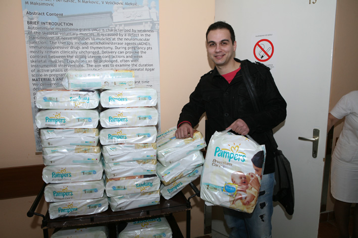 Bojan_Marovic_deli_Pampers_porodiljama