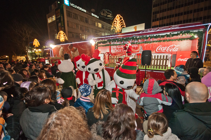 Coca -Cola praznicni karavan posetio Nis