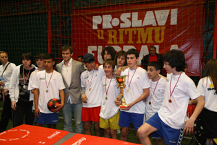 Danko_Lazovic_i_pobednicki_fudbalski_tim_1