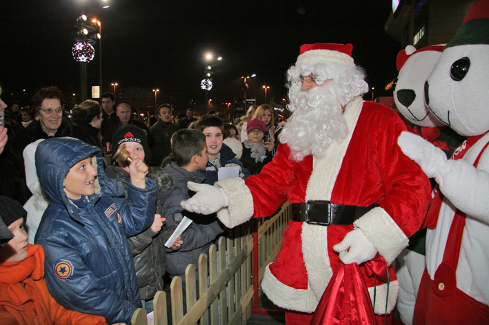 Deda Mraz i medvedici na praznicnom karavanu