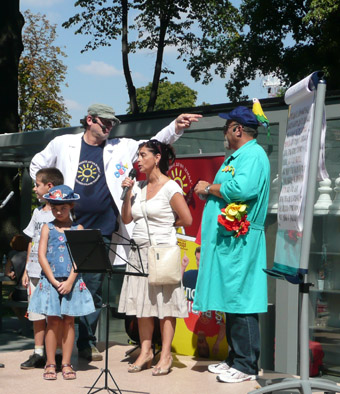 Dr Zorica Zivkovic_Dr Deksi_cika Jocko_sa decom u predstavi Astma nije bauk