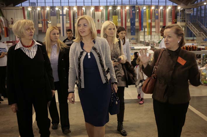 Dragica_Nikolic_(_u_sredini_)_i_Odilija_Stokvis_(_desno_)_,_predsednica_IWC