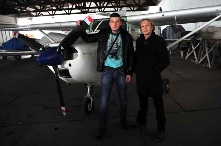 Drzenje_sa_avionima-Milan_Kalinic_sa_pobednikom_Gillette_FB_takmicenja