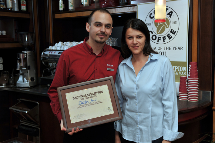 Dusica Savic direktorka Costa Coffee i Dalibor Arsic najbolji Costa Barista 2011.