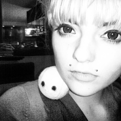 Ella_sa_maskotom_Tenfom