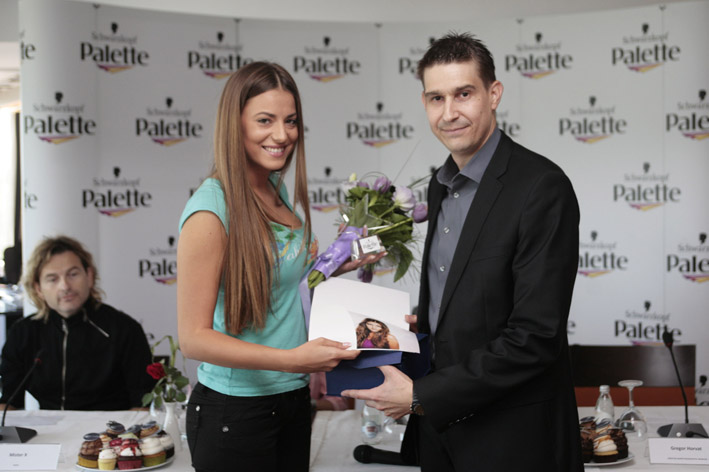 Gospodin Gregor Horvat urucuje nagrade pobednici