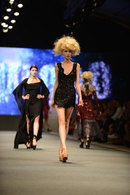 Model na reviji Vivienne Westwood u Budvi 01