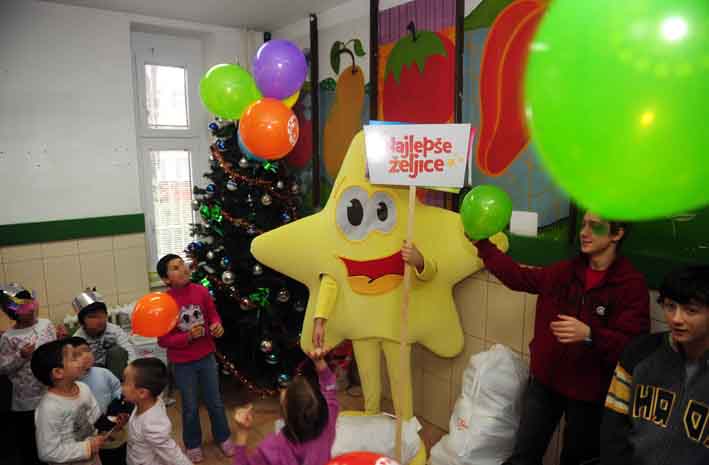 Maskota_zeljice_i_deca_iz_Juse
