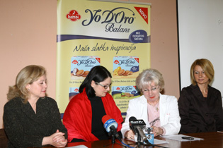 Monika_Zivojinovic_i_dr_Svetlana-Radovic_potpisuju_ugovor_o_donaciji