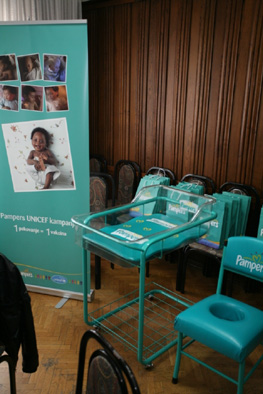 Pampers_namestaj_koji_je_KC_Srbije_isporucen