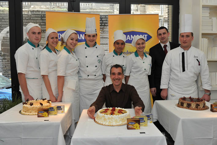 Lepi Brka sa ucenicima Ugostiteljsko-turisticke skole Beograd