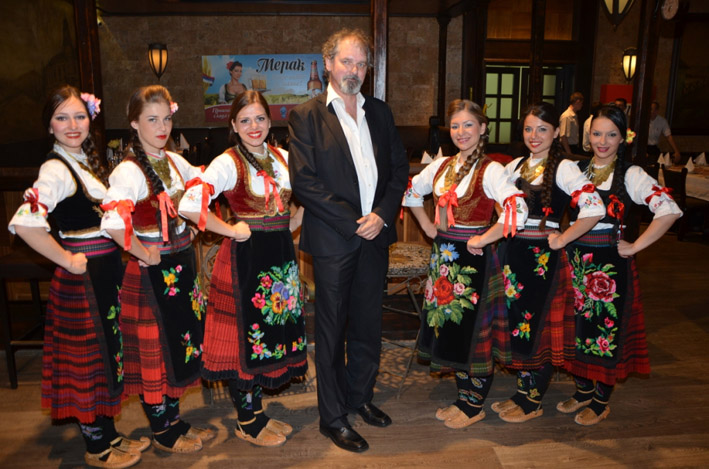 Manda i devojke iz folklornog ansambla iz Nisa