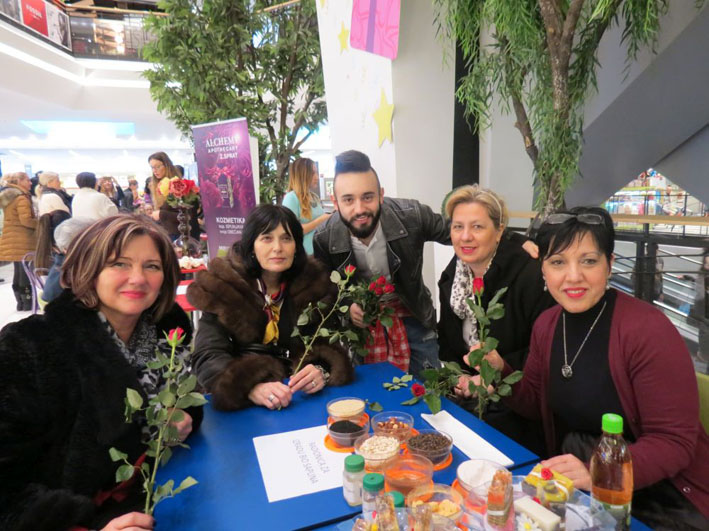 Poznati muskarci poklanjali ruze u Stadionu