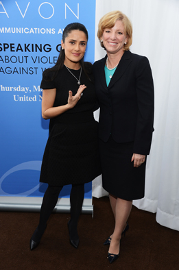 Selma Hajek i Seri Mekoj, direktorka kompanije Avon