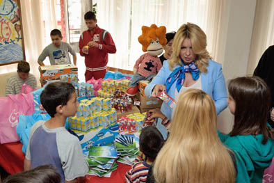 Svetlana Glumac deli nestrpljivim malisanima mlecne napitke