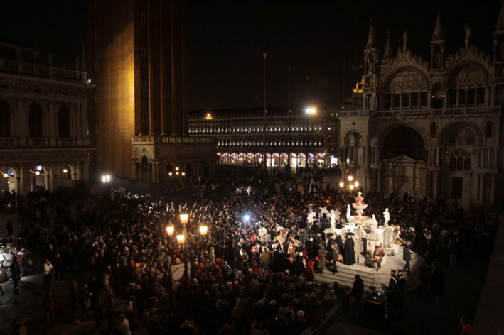 Venezia_Grand_Toast_at_the_Wine_Fountain