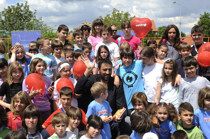 Vlade_Divac_sa_decom_u_vrticu_Veverica_u_Pancevu