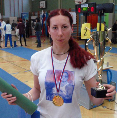 ROMANA_SA_PEHAROM_U_KOPRU