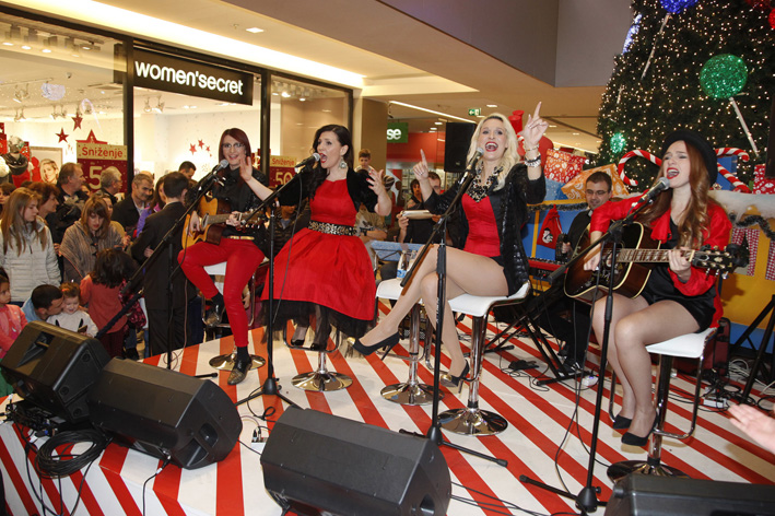 Frajle nastupile u USCE Carobnom gradu.jpg