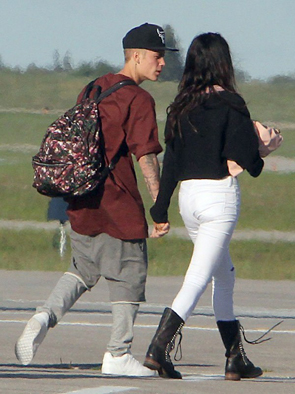justin-bieber-selena-gomez-hold-hands