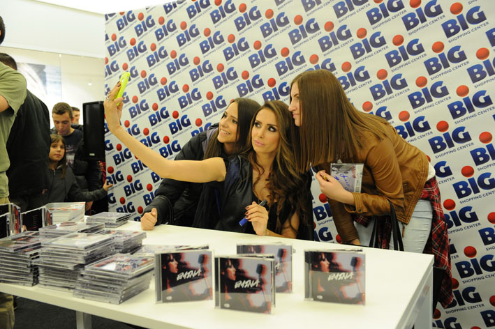 Emina Jahovic predstavila novi album fanovima