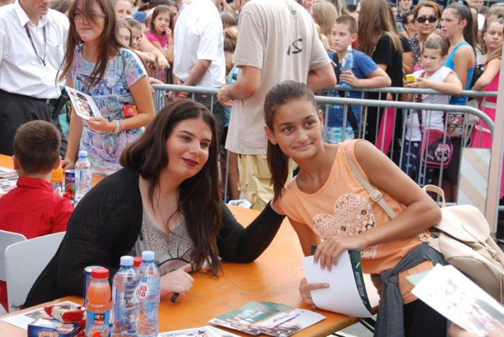 Pinkove zvezdice ispred Tempa