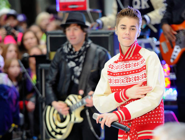 Justin_Bieber_performs_Santa_claus_is_comin_to_town
