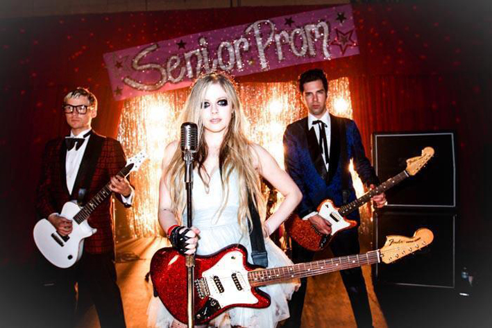 Avril Lavigne - Here To Never Growing Up