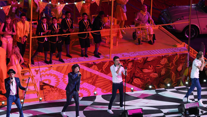 One Direction sing What Makes You Beautiful