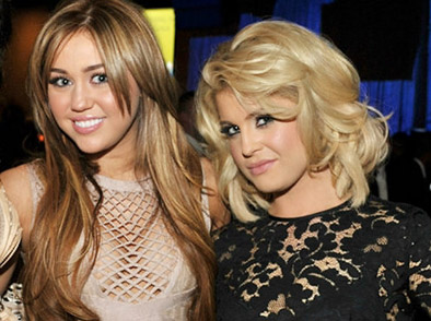 Miley-Cyrus-Kelly-Osbourne-Grammys