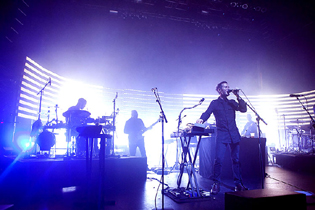 Massive_Attack_live_in_NYC_12_May