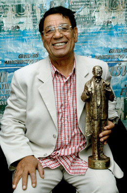 Saban Bajramnovic sa statuom Sabana Bajramovica 1