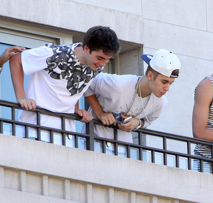 justin-bieber-spitting-fans-photos