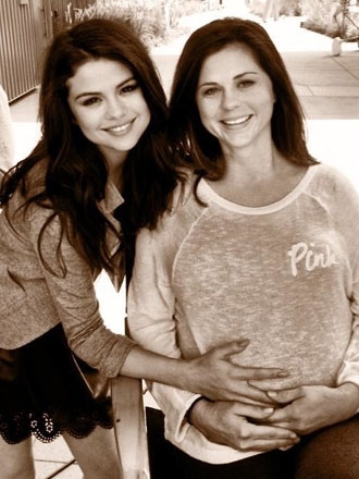 selena-gomez-mom-pregnant-main
