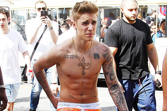 justin-bieber-shirtless-cannes