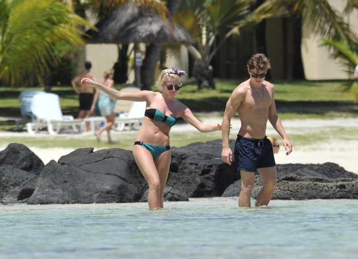 Pixie_Lott_Enjoying_in_Mauritius