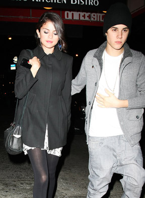Selena_Gomez_Justin_bieber_at_a_Restaurant