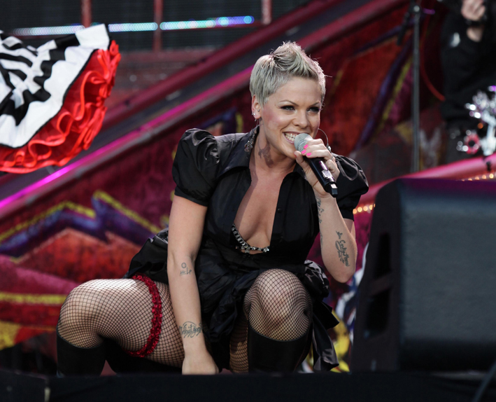 pink-performing-at-the-o2-wireless