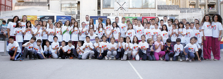 Aleksandar Kukolj sa decom u Uzicu