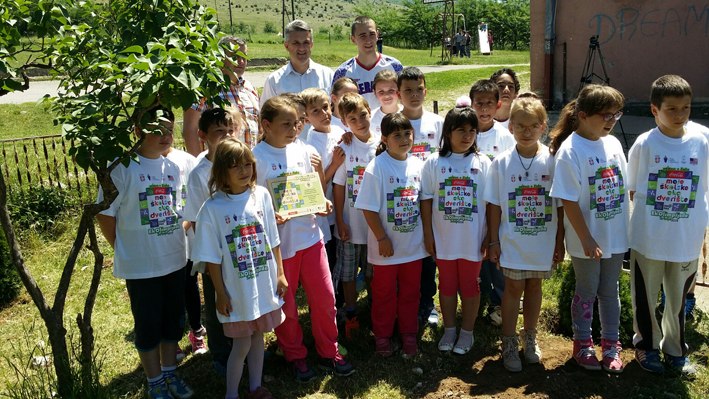 Andrija Milovanovic i osnovci posadili su stabla u selu Krupac