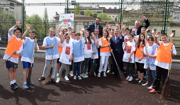 Divac Paspalj Bah i Miro sa osnovcima