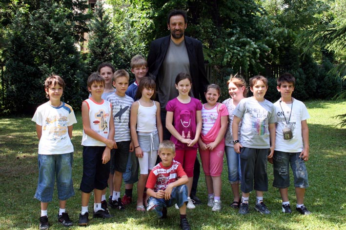 Divac_sa_nagradjenim_djacima