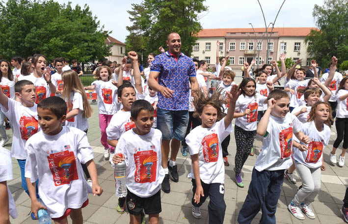 Dragosavljevic vezba koreografiju sa malisanima