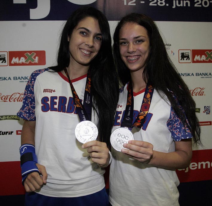 Milica i Tijana sa medaljama